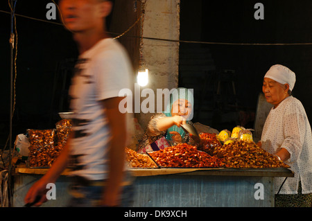 Femme vendant des collations dans le quartier musulman, Xian, Chine Banque D'Images