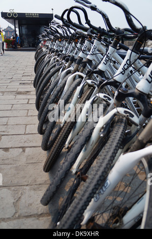 Vélos à louer sur mur de la ville de Xian, Chine Banque D'Images