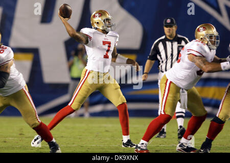 2 Septembre, 2011 - San Diego, Californie, États-Unis - San Francisco QB Colin Kaepernick (7) passe au cours de l'action jeu NFL football match entre les Chargers de San Diego et la San Francisco 49'ers à San Diego CA. San Francisco San Diego défait 20-17 (Image Crédit : © Nick Morris/ZUMAPRESS.com) Southcreek/mondial Banque D'Images