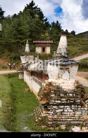 Le Bhoutan, Phobjika, vieux village vandalisés, chorten avec mur brisée pour voler des reliques Banque D'Images