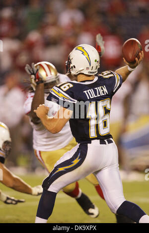 2 Septembre, 2011 - San Diego, Californie, États-Unis - San Diego Charger QB Scott Tolzien (16) passe au cours de la NFL football match entre les Chargers de San Diego et la San Francisco 49'ers à San Diego CA. San Francisco San Diego défait 20-17 (Image Crédit : © Nick Morris/ZUMAPRESS.com) Southcreek/mondial Banque D'Images