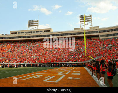 3 septembre 2011 - Stillwater, Oklahoma, United States of America - Oklahoma State Cowboys fans dominent le stade au cours d'un match entre l'Louisiana-Lafayette Ragin Cajuns et l'Oklahoma State Cowboys au Boone Pickens Stadium à Stillwater, OK. Oklahoma State bat Louisiana-Lafayette 61 à 34. (Crédit Image : © Dan Wozniak/ZUMAPRESS.com) Southcreek/mondial Banque D'Images