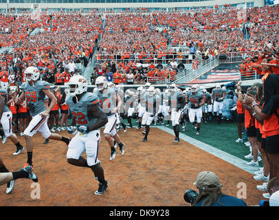 3 septembre 2011 - Stillwater, Oklahoma, United States of America - Oklahoma State Cowboys en action pendant le match entre l'Louisiana-Lafayette Ragin Cajuns et l'Oklahoma State Cowboys au Boone Pickens Stadium à Stillwater, OK. Oklahoma State bat Louisiana-Lafayette 61 à 34. (Crédit Image : © Dan Wozniak/ZUMAPRESS.com) Southcreek/mondial Banque D'Images