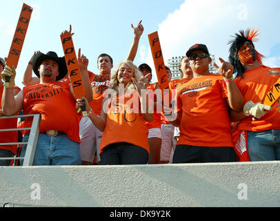3 septembre 2011 - Stillwater, Oklahoma, United States of America - Oklahoma State Cowboys fans get rowdy pendant le jeu entre l'Louisiana-Lafayette Ragin Cajuns et l'Oklahoma State Cowboys au Boone Pickens Stadium à Stillwater, OK. Oklahoma State bat Louisiana-Lafayette 61 à 34. (Crédit Image : © Dan Wozniak/ZUMAPRESS.com) Southcreek/mondial Banque D'Images