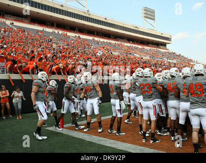 3 septembre 2011 - Stillwater, Oklahoma, United States of America - Oklahoma State Cowboys soyez prêt pour l'action pendant le jeu entre l'Louisiana-Lafayette Ragin Cajuns et l'Oklahoma State Cowboys au Boone Pickens Stadium à Stillwater, OK. Oklahoma State bat Louisiana-Lafayette 61 à 34. (Crédit Image : © Dan Wozniak/ZUMAPRESS.com) Southcreek/mondial Banque D'Images