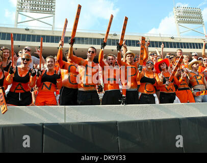 3 septembre 2011 - Stillwater, Oklahoma, United States of America - Oklahoma State Cowboys fans get rowdy pendant le jeu entre l'Louisiana-Lafayette Ragin Cajuns et l'Oklahoma State Cowboys au Boone Pickens Stadium à Stillwater, OK. Oklahoma State bat Louisiana-Lafayette 61 à 34. (Crédit Image : © Dan Wozniak/ZUMAPRESS.com) Southcreek/mondial Banque D'Images