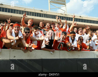 3 septembre 2011 - Stillwater, Oklahoma, United States of America - Oklahoma State Cowboys fans get rowdy pendant le jeu entre l'Louisiana-Lafayette Ragin Cajuns et l'Oklahoma State Cowboys au Boone Pickens Stadium à Stillwater, OK. Oklahoma State bat Louisiana-Lafayette 61 à 34. (Crédit Image : © Dan Wozniak/ZUMAPRESS.com) Southcreek/mondial Banque D'Images