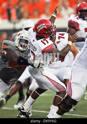 3 septembre 2011 - Stillwater, Oklahoma, United States of America - Oklahoma State Cowboys attaquer défensif Nigel Nicholas (89) et Louisiana-Lafayette Ragin Cajuns quarterback Blaine Gautier (17) en action pendant le match entre l'Louisiana-Lafayette Ragin Cajuns et l'Oklahoma State Cowboys au Boone Pickens Stadium à Stillwater, OK. Oklahoma State bat l'Louisiana-Lafayet Banque D'Images