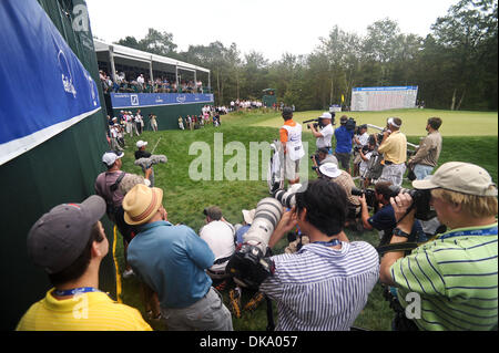 Le 5 septembre 2011 - Norton, Massachusetts, États-Unis - Chez Reavie hits out of the deep rugueuse avec une horde de photographes autour de lui sur le 18ème green durant la ronde finale à la Deutsche Bank Championship au TPC Boston. Reavie perdrait les séries éliminatoires après avoir raté le putt pour gagner dans le règlement. Il a terminé le week-end à 15 sous la normale, et est actuellement 9e dans le classement de la Coupe FedEx Banque D'Images