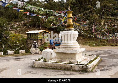 Le Bhoutan, Pele La Pass, Chorten par Semtokha à Trashigang autoroute, les drapeaux de prières dans le vent Banque D'Images