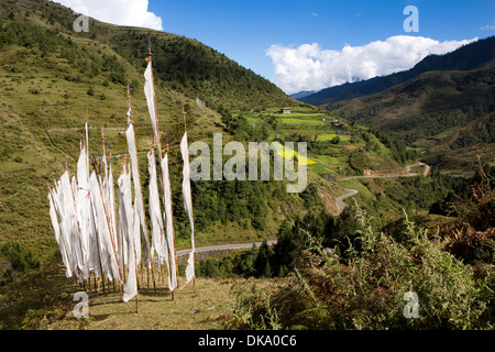 Le Bhoutan, Pele La Pass, les drapeaux de prières au-dessus de la route vers Trongsa Banque D'Images