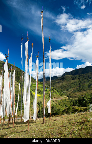 Le Bhoutan, Pele La Pass, les drapeaux de prières au-dessus de la route vers Trongsa Banque D'Images