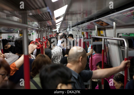 Vue interne d'Hong Kong MTR Métro train - Mass Transit Railway. Banque D'Images
