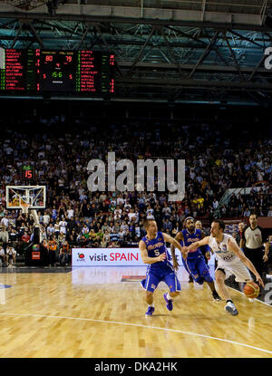 10 septembre 2011 - Mar del Plata, Buenos Aires, Argentine - Argentine MANU GINOBILI de tours à l'intérieur de Porto Rico's JOSE JUAN BAREA avec l'Argentine 1 point de l'avant avec 15,6 secondes du jeu pendant le restant de 2011 Amériques FIBA basket-ball match de demi-finale entre l'Argentine et à Porto Rico. L'Argentine a gagné le match 81-79, se qualifiant pour les Jeux Olympiques de 2012 à Londres. (Crédit Image : © Rya Banque D'Images