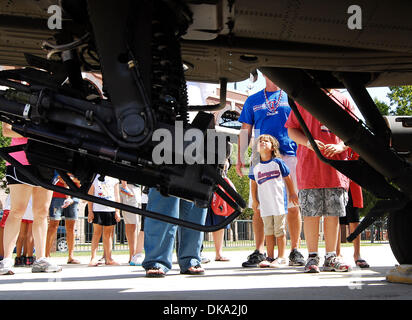 10 septembre 2011 - Arlington, Texas, USA - Le 10 septembre 2011. Arlington, Texas, USA. JESSI DOWELL de Mansfield ressemble à un hélicoptère AH-64 Apache de l'armée qui était sur l'écran avant que les Rangers jeu. L'Oakland Athletics joué les Texas Rangers au Rangers Ballpark in Arlington, à Arlington, au Texas. (Crédit Image : © Ralph Lauer/ZUMAPRESS.com) Banque D'Images