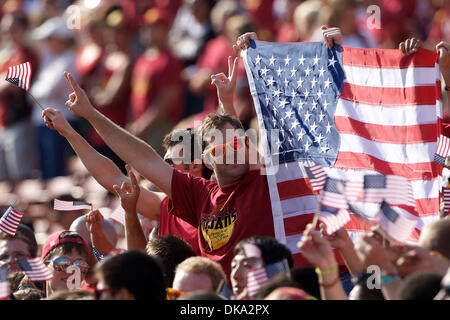 10 septembre 2011 - Los Angeles, Californie, États-Unis d'Amérique - Fans a rendu hommage au les héros tombés du 11 septembre. Au cours de la première partie de la saison 2011 CIP 12 pour l'Université de l'Utah Utes et l'Université de Californie du sud de Troie au Los Angeles Memorial Coliseum de Los Angeles, Californie. Les Troyens défait les Utes 17-14. (Crédit Image : © Banque D'Images