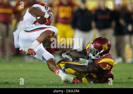 10 septembre 2011 - Los Angeles, Californie, États-Unis d'Amérique - Luke Matthews (11) de l'Utah Utes est abordé par Dion Bailey (18) de l'USC Trojans, pendant la première partie de la saison 2011 CIP 12 pour l'Université de l'Utah Utes et l'Université de Californie du sud de Troie au Los Angeles Memorial Coliseum de Los Angeles, Californie. Les Troyens défait le SEI Banque D'Images