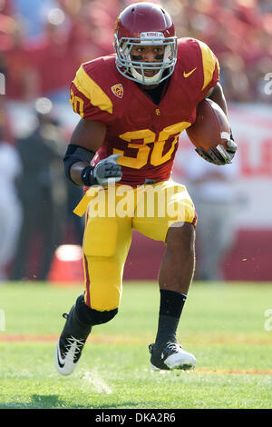 10 septembre 2011 - Los Angeles, Californie, États-Unis d'Amérique - D.J. Morgan (30) de l'USC Trojans franchit la ligne pour un gain au cours de la première partie de la saison 2011 CIP 12 pour l'Université de l'Utah Utes et l'Université de Californie du sud de Troie au Los Angeles Memorial Coliseum de Los Angeles, Californie. Les Troyens défait les Utes 17-14. (Crédit Banque D'Images