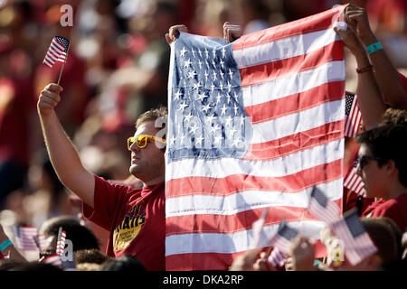 10 septembre 2011 - Los Angeles, Californie, États-Unis d'Amérique - Fans a rendu hommage au les héros tombés du 11 septembre. Au cours de la première partie de la saison 2011 CIP 12 pour l'Université de l'Utah Utes et l'Université de Californie du sud de Troie au Los Angeles Memorial Coliseum de Los Angeles, Californie. Les Troyens défait les Utes 17-14. (Crédit Image : © Banque D'Images