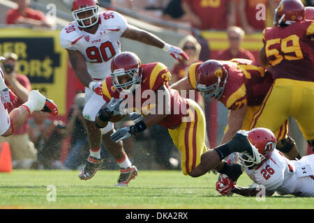 10 septembre 2011 - Los Angeles, Californie, États-Unis d'Amérique - D.J. Morgan (30) de l'USC Trojans plonge en avant pour l'utilisation des verges au premier semestre. Au cours de la première partie de la saison 2011 CIP 12 pour l'Université de l'Utah Utes et l'Université de Californie du sud de Troie au Los Angeles Memorial Coliseum de Los Angeles, Californie. Les Troyens a défait l'ut Banque D'Images