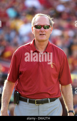 10 septembre 2011 - Los Angeles, Californie, États-Unis d'Amérique - USC Directeur Sportif Pat Haden, parcouraient les coulisses de superviser les Troyens, au cours de la première partie de la saison 2011 CIP 12 pour l'Université de l'Utah Utes et l'Université de Californie du sud de Troie au Los Angeles Memorial Coliseum de Los Angeles, Californie. Les Troyens défait les Utes 17-14. Banque D'Images