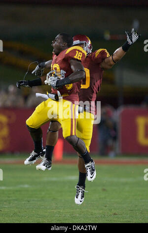 10 septembre 2011 - Los Angeles, Californie, États-Unis d'Amérique - Dion Bailey (18) de l'USC Trojans et Pullard Hayes (10) de l'USC Trojans célébrer après avoir battu l'Utah, au cours de la première partie de la saison 2011 CIP 12 pour l'Université de l'Utah Utes et l'Université de Californie du sud de Troie au Los Angeles Memorial Coliseum de Los Angeles, Californie. Le T Banque D'Images