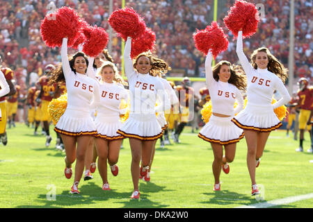 10 septembre 2011 - Los Angeles, Californie, États-Unis d'Amérique - La Chanson de l'USC pour effectuer leur routine pendant les festivités d'avant-match, avant le début de la première partie de la saison 2011 CIP 12 pour l'Université de l'Utah Utes et l'Université de Californie du sud de Troie au Los Angeles Memorial Coliseum de Los Angeles, Californie. Les Troyens défait les Utes Banque D'Images