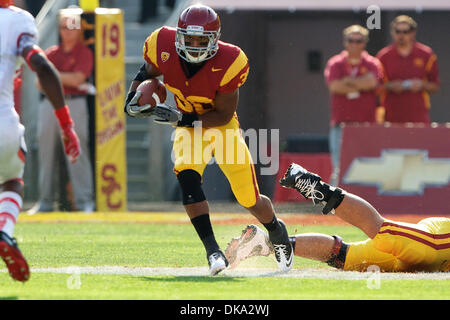 10 septembre 2011 - Los Angeles, Californie, États-Unis d'Amérique - D.J. Morgan (30) de l'USC Trojans franchit la ligne d'un court-circuit. Au cours de la première partie de la saison 2011 CIP 12 pour l'Université de l'Utah Utes et l'Université de Californie du sud de Troie au Los Angeles Memorial Coliseum de Los Angeles, Californie. Les Troyens défait les Utes 17-14. Banque D'Images