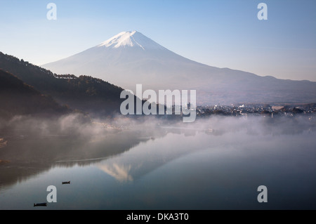 Vue du Mont Fuji sur le lac Kawaguchi, Japon Banque D'Images