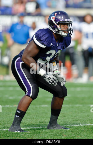 Septembre 10, 2011 - Evanston, Illinois, États-Unis - Le Nord-ouest de linebacker David Nwabuisi (33) au cours de la NCAA football match entre le nord-ouest et les Wildcats Eastern Illinois Panthers à Ryan Champ Dans Evanston, IL. Le nord-ouest de l'Eastern Illinois défait de baie 42-21. (Crédit Image : © John Rowland/ZUMAPRESS.com) Southcreek/mondial Banque D'Images