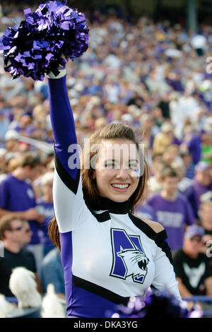 Septembre 10, 2011 - Evanston, Illinois, États-Unis - un cheerleader nord-ouest au cours de la NCAA football match entre le nord-ouest et les Wildcats Eastern Illinois Panthers à Ryan Champ Dans Evanston, IL. Le nord-ouest de l'Eastern Illinois défait de baie 42-21. (Crédit Image : © John Rowland/ZUMAPRESS.com) Southcreek/mondial Banque D'Images