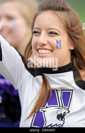 Septembre 10, 2011 - Evanston, Illinois, États-Unis - un cheerleader nord-ouest au cours de la NCAA football match entre le nord-ouest et les Wildcats Eastern Illinois Panthers à Ryan Champ Dans Evanston, IL. Le nord-ouest de l'Eastern Illinois défait de baie 42-21. (Crédit Image : © John Rowland/ZUMAPRESS.com) Southcreek/mondial Banque D'Images