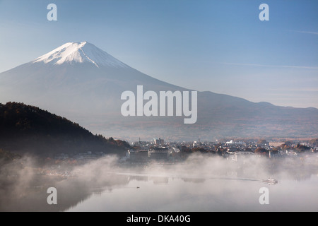 Vue du Mont Fuji sur le lac Kawaguchi, Japon Banque D'Images
