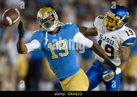 10 septembre 2011 - Pasadena, Californie, États-Unis - San Jose State Spartans Peyton évoluait Thompson (19) et le receveur UCLA Bruins Shaquelle Evans (19) en action au cours de la NCAA Football match entre San Jose State Spartans et l'UCLA Bruins au Rose Bowl. Les Bruins mènent à la mi-temps 14-7. (Crédit Image : © Brandon Parry/global/ZUMAPRESS.com) Southcreek Banque D'Images