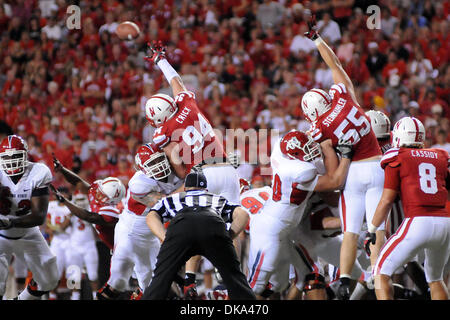 10 septembre 2011 - Lincoln, Nebraska, États-Unis - Nebraska attaquer défensif Jared Crick (94) et du Nebraska attaquer Baker Steinkuhler (55) leap pour bloquer un point supplémentaire au premier semestre l'action. Le Nebraska a défait Fresno State 42-29 dans un match joué au Memorial Stadium à Lincoln, Nebraska. (Crédit Image : © Steven Branscombe/ZUMApress.com) Southcreek/mondial Banque D'Images