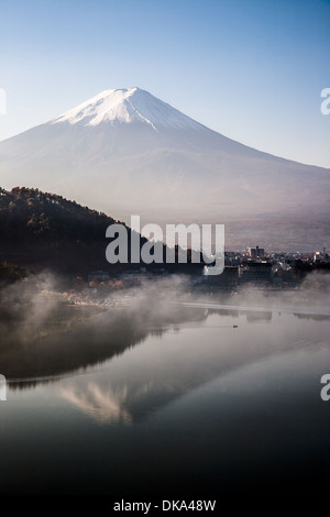 Vue du Mont Fuji sur le lac Kawaguchi, Japon Banque D'Images