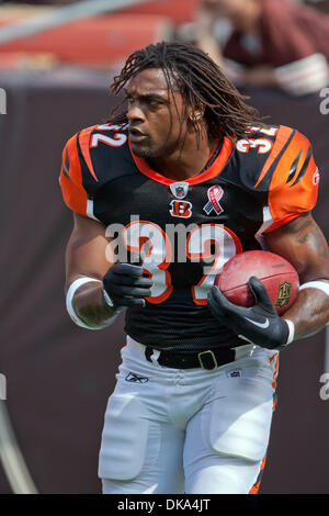 11 septembre 2011 - Cleveland, Ohio, États-Unis - active dans les années 1960 Cedric Benson(32) avant le match contre les Cleveland Browns joué au stade Cleveland Browns de Cleveland, Ohio. (Crédit Image : © Frank Jansky/global/ZUMAPRESS.com) Southcreek Banque D'Images