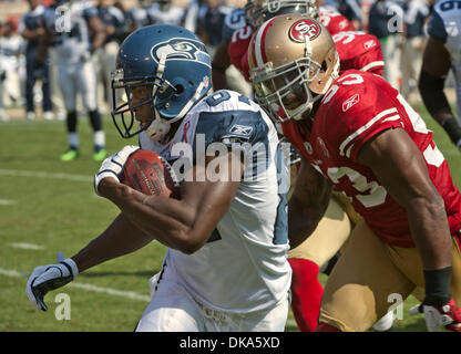 11 septembre 2011 - San Francisco, CA, USA - San Francisco 49ers Seattle Seahawks vs à Candlestick Park Dimanche, 11 Septembre, 2011. Seattle Seahawks wide receiver Ben Obomanu (87) Essayez d'obtenir loin de San Francisco 49ers de secondeur NaVorro Bowman (53).49ers a battu les Seahawks 33-17 (crédit Image : © Al/ZUMAPRESS.com) Golub Banque D'Images