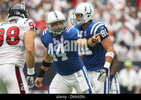 11 septembre 2011 - Houston, Texas, États-Unis - Indianapolis Colts tight end Dallas Clark(44) chèques dans avec l'arbitre. La défaite des Houston Texans Indianapolis Colts 34-7 au Reliant Stadium de Houston au Texas. (Crédit Image : © Luis Leyva/ZUMAPRESS.com) Southcreek/mondial Banque D'Images