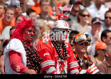 11 septembre 2011 - Cleveland, Ohio, États-Unis - Ohio State et bruns fans dans les gradins pour la bataille de l'Ohio entre les années 1960 et les Cleveland Browns. Les Cincinnati Bengals se rallièrent à l'encontre du Cleveland Browns poignéés 27 17/32 po dans le jeu joué au stade Cleveland Browns de Cleveland, Ohio. (Crédit Image : © Frank Jansky/global/ZUMAPRESS.com) Southcreek Banque D'Images