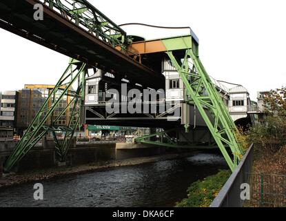 La gare ferroviaire de suspension Werther Pont sur la rivière Wupper Banque D'Images