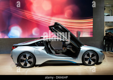 La BMW i8 plug-in hybrid electric au Salon de l'automobile 2013 au Japon Banque D'Images
