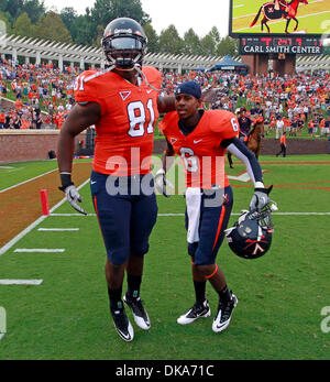 3 septembre 2011 - Charlottesville, Virginia - USA ; Virginia Cavaliers tight end JÉRÉMIE MATHIS (81) et Virginia Cavaliers wide receiver DARIUS JENNINGS (6) se préparer à la NCAA football match contre William & Mary à Scott Stadium. Virginie a gagné 40-3. (Crédit Image : © Andrew Shurtleff/ZUMApress.com) Banque D'Images