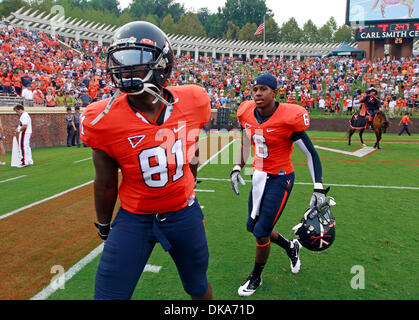 3 septembre 2011 - Charlottesville, Virginia - USA ; Virginia Cavaliers tight end JÉRÉMIE MATHIS (81) et Virginia Cavaliers wide receiver DARIUS JENNINGS (6) se préparer à la NCAA football match contre William & Mary à Scott Stadium. Virginie a gagné 40-3. (Crédit Image : © Andrew Shurtleff/ZUMApress.com) Banque D'Images