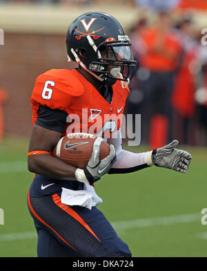 3 septembre 2011 - Charlottesville, Virginia - USA ; Virginia Cavaliers wide receiver DARIUS JENNINGS (6) renvoie la balle au cours d'un match de football NCAA contre William & Mary à Scott Stadium. Virginie a gagné 40-3. (Crédit Image : © Andrew Shurtleff/ZUMApress.com) Banque D'Images