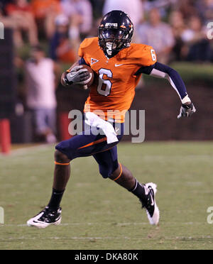 3 septembre 2011 - Charlottesville, Virginia - USA ; Virginia Cavaliers wide receiver DARIUS JENNINGS (6) s'exécute avec le ballon lors d'un match de football NCAA contre William & Mary à Scott Stadium. Virginie a gagné 40-3. (Crédit Image : © Andrew Shurtleff/ZUMApress.com) Banque D'Images