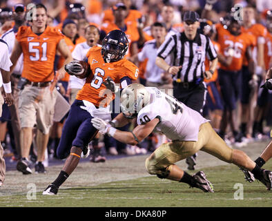 3 septembre 2011 - Charlottesville, Virginia - USA ; Virginia Cavaliers wide receiver DARIUS JENNINGS (6) est abordé par William & Mary secondeur Ian Haislip Tribu (40) au cours d'un match de football de la NCAA à Scott Stadium. Virginie a gagné 40-3. (Crédit Image : © Andrew Shurtleff/ZUMApress.com) Banque D'Images