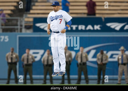 12 septembre 2011 - Los Angeles, Californie, États-Unis - le joueur de premier but des Dodgers de Los Angeles, James Loney # 7 se réchauffe avant le match de la Ligue Majeure de Baseball entre les Diamondbacks de l'Arizona et Les Dodgers de Los Angeles au Dodger Stadium. (Crédit Image : © Brandon Parry/global/ZUMAPRESS.com) Southcreek Banque D'Images