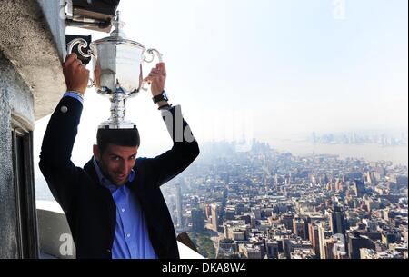 13 septembre 2011 - Manhattan, New York, États-Unis - NOVAK DJOKOVIC, 2011 U.S. Open masculin Champion tours l'Empire State Building et l'observatoire du 86e étage 103ème étage parapet après la victoire de la nuit dernière sur Rafa Nadal en quatre sets. (Crédit Image : © Bryan Smith/ZUMAPRESS.com) Banque D'Images