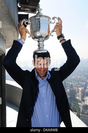 13 septembre 2011 - Manhattan, New York, États-Unis - NOVAK DJOKOVIC, 2011 U.S. Open masculin Champion tours l'Empire State Building et l'observatoire du 86e étage 103ème étage parapet après la victoire de la nuit dernière sur Rafa Nadal en quatre sets. (Crédit Image : © Bryan Smith/ZUMAPRESS.com) Banque D'Images